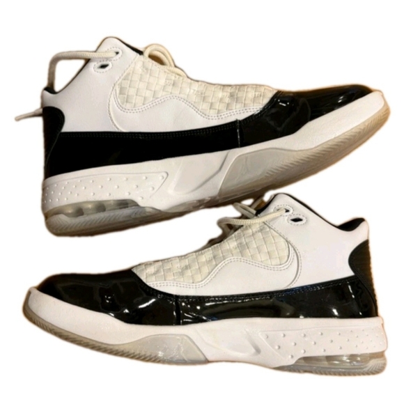 Air Jordan Max Aura 2 White / Black Men's Sneakers Size 9.5 (EUC) - Picture 6 of 9